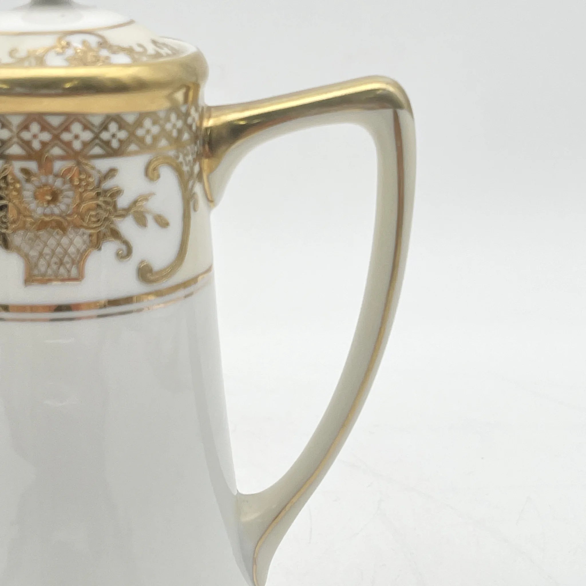 Noritake（ノリタケ） / コーヒーポット / 1920s- / 磁器 / 日本 / 金彩花籠紋,薔薇窓絵,盛金エッチング風 / [アンティーク]