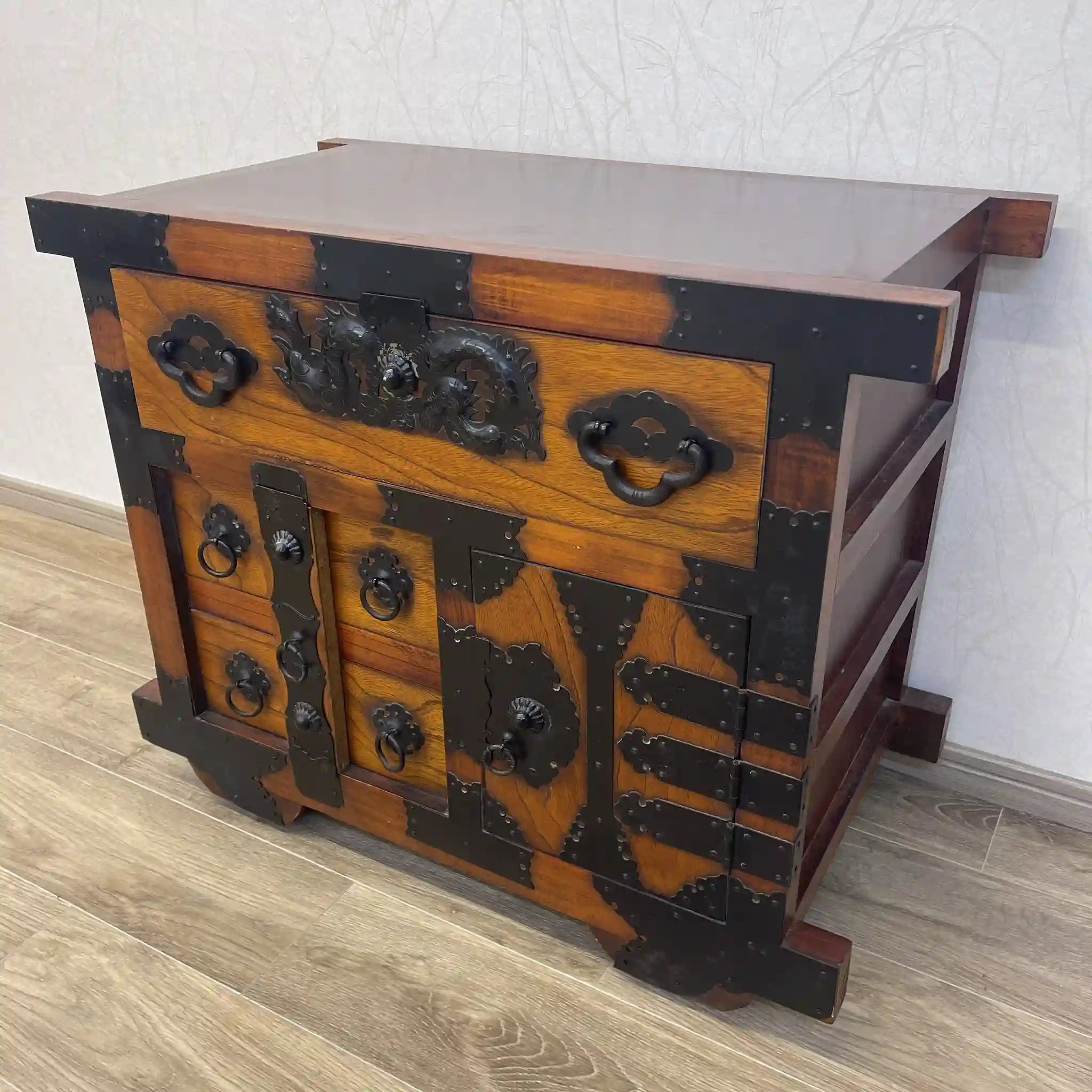 【リユース】 車箪笥 / 桐材 / 日本