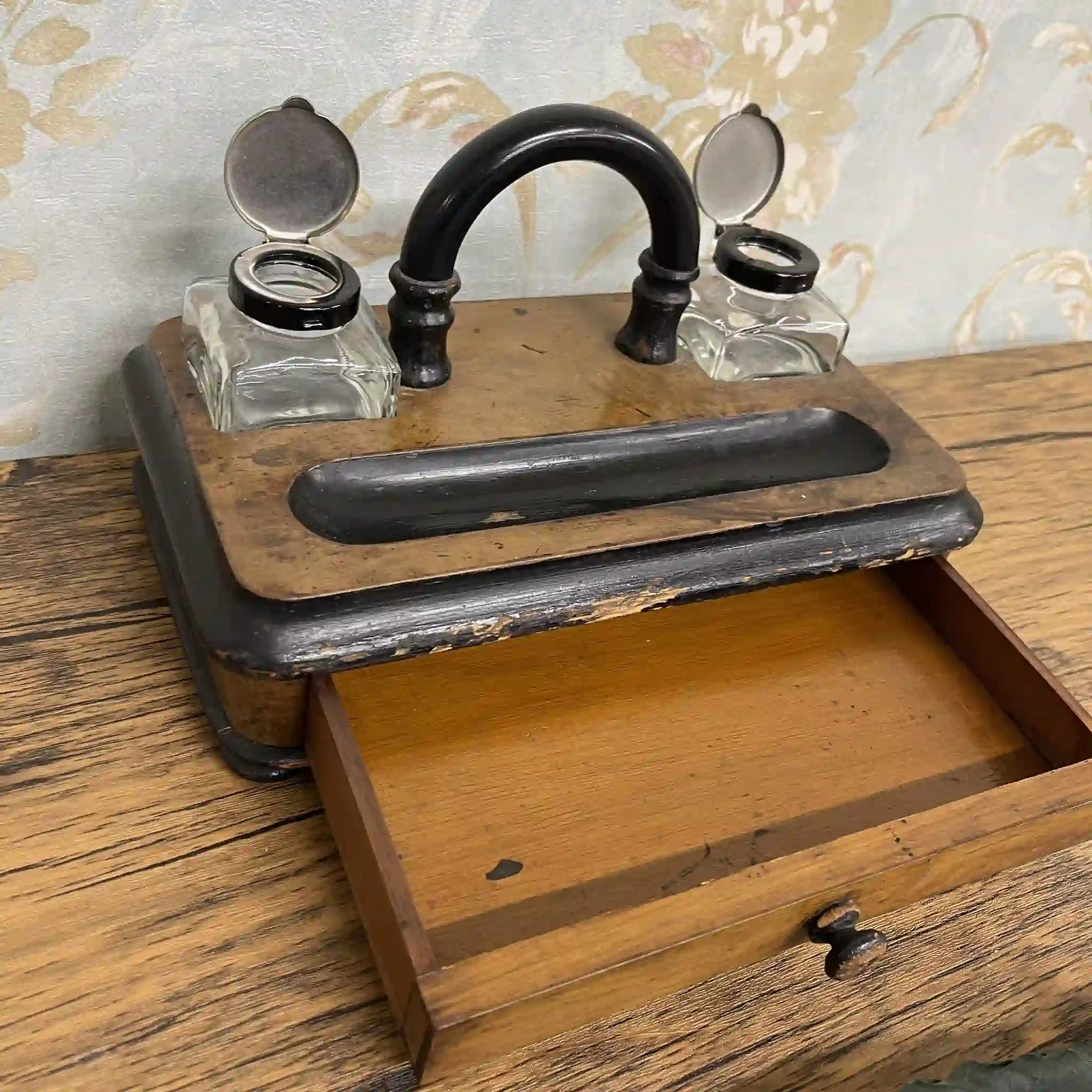 [Antique] Inkstand set / Victorian style / Early 20th century (estimated) / Maple wood / England / Double inkwell, with handle, with quill pen