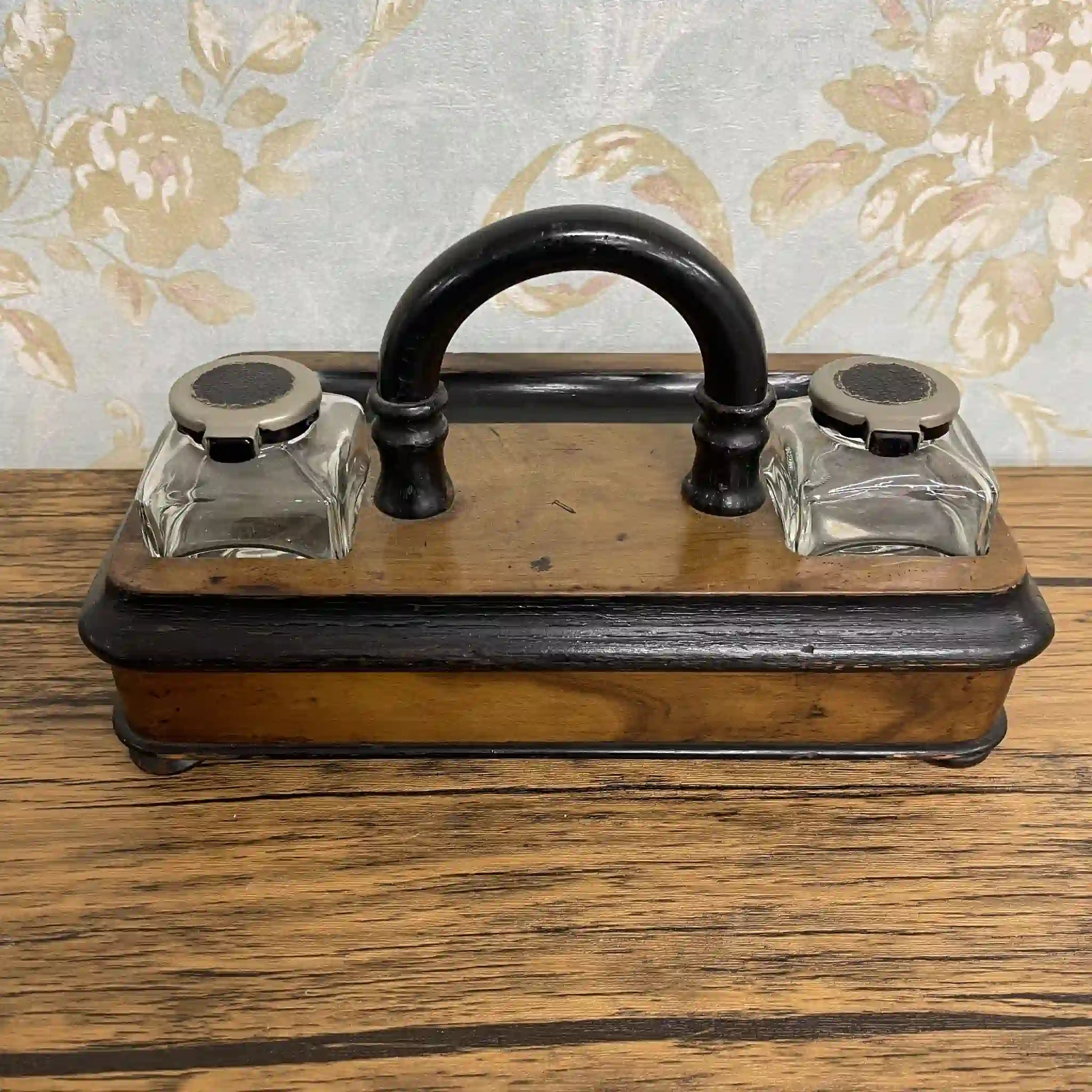 [Antique] Inkstand set / Victorian style / Early 20th century (estimated) / Maple wood / England / Double inkwell, with handle, with quill pen