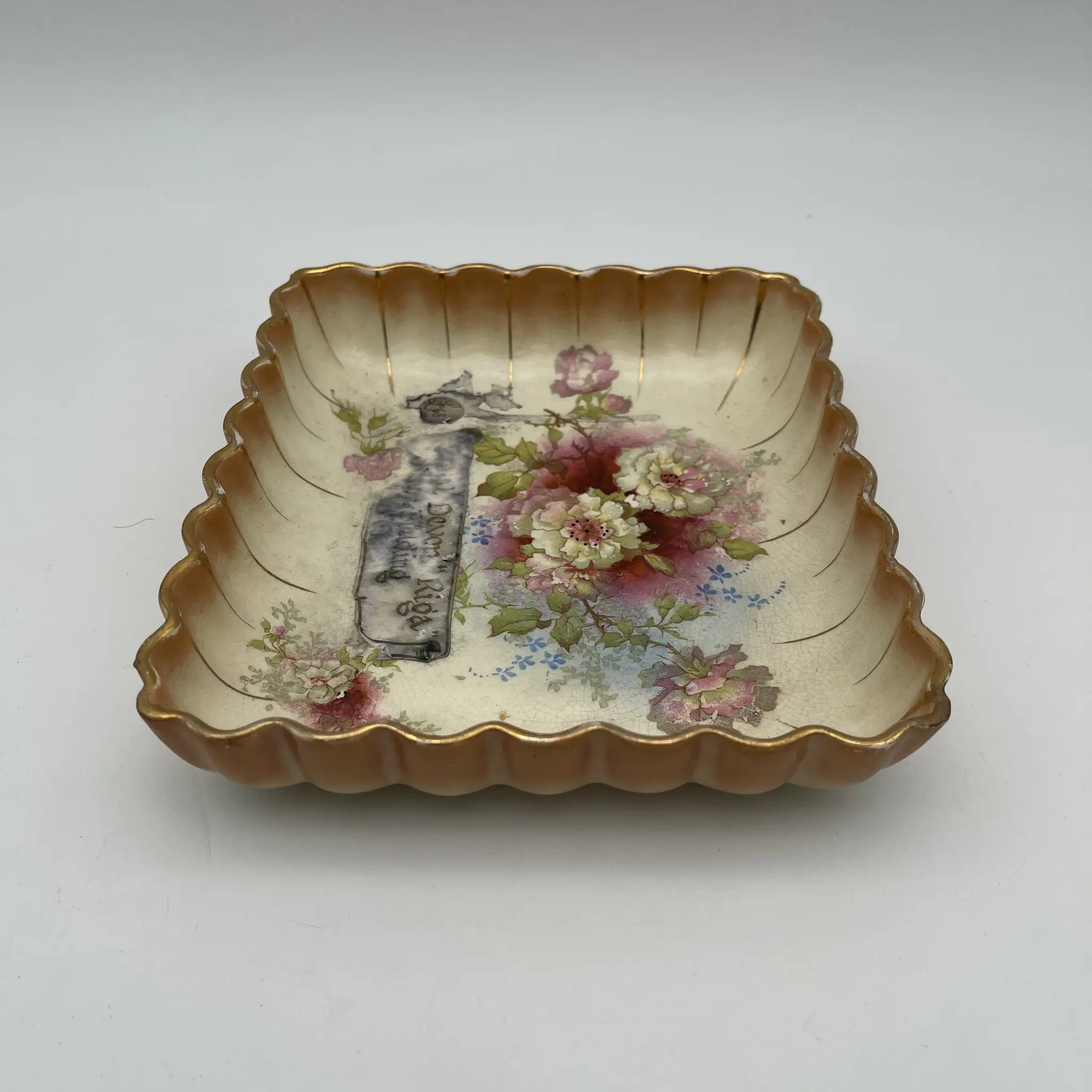 【アンティーク】 スクエアプレート (角皿) / Crown Devon (クラウンデボン) / Riga / 1890-1910年代 / 陶器 / イギリス / 銅板転写, 手彩色 金彩