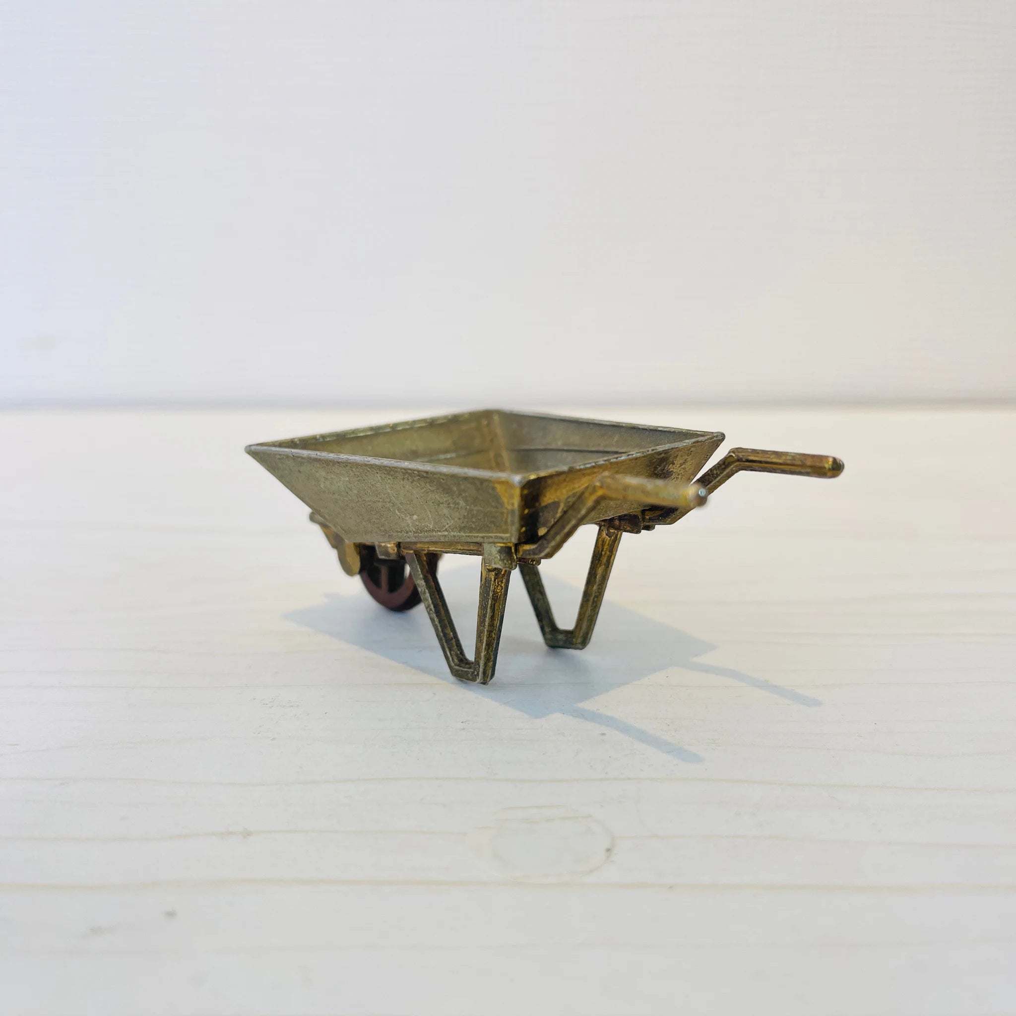 【アンティーク】 真鍮製ミニチュアフィギュア / 一輪手押し車 / 真鍮